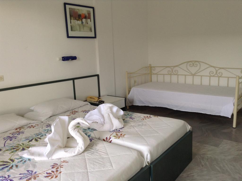 Musses Hotel Koukounaries Habitación foto
